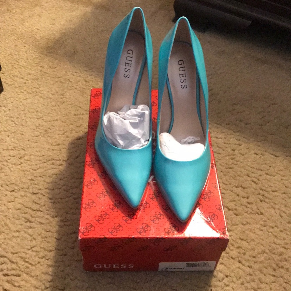 Guess electric blue patent pumps